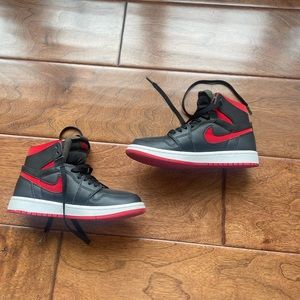 NIKE AIR JORDAN 1 HIGH RED AND BLACK KIDS 4.5